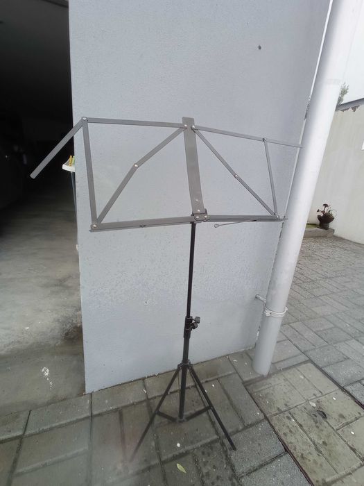 Tripé suporte partitura