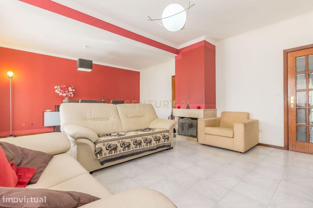 Apartamento T4 transformado em T3, na Baixa da Banheira com boa exposi