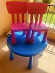 Mesa + 2 cadeiras rosa e 1 azul