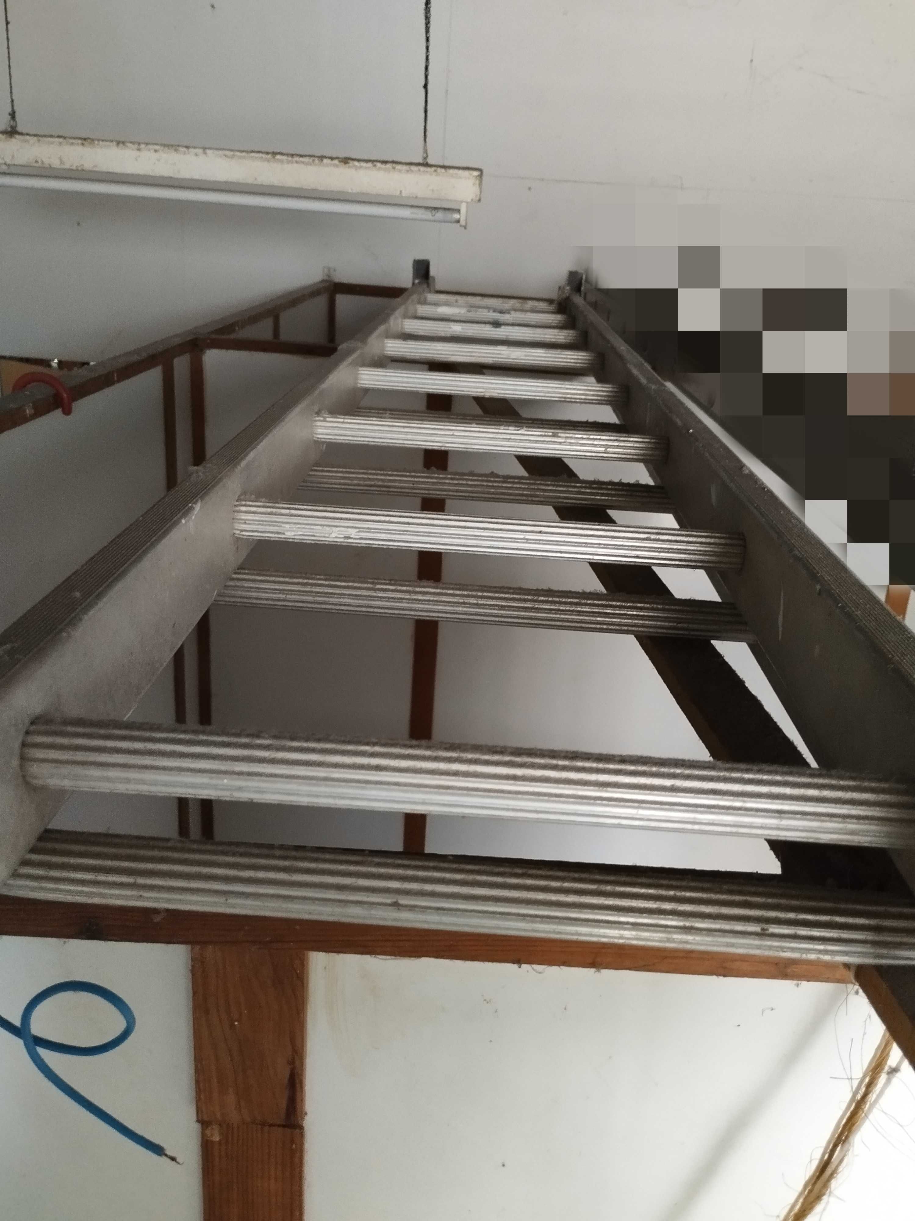Escada extensível com 18 degraus
