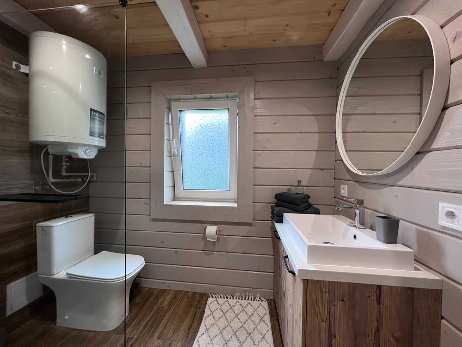 СУЧАСНИЙ БУДИНОК, відпочинок В КАРПАТАХ біля річки та лісу, зал 30м2