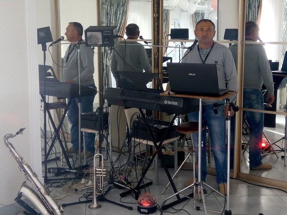 Жива музика на свято і діджей.