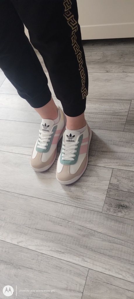 Piękne adidasy damskie -mlodzieżowe
