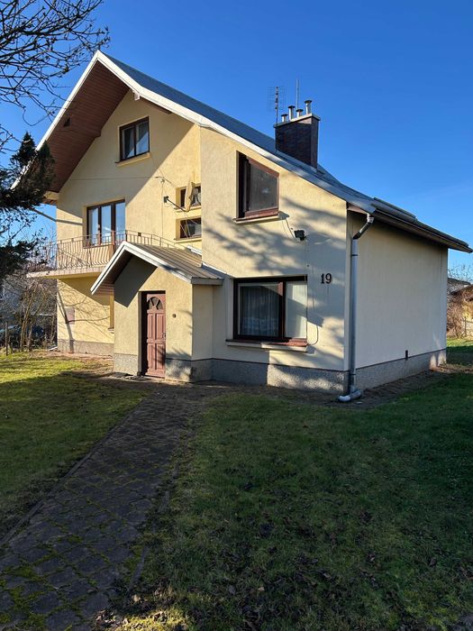 Przestrzeń, Spokój i Miejsce na Twoje Pasje – Wyjątkowy Dom w Jedliczu