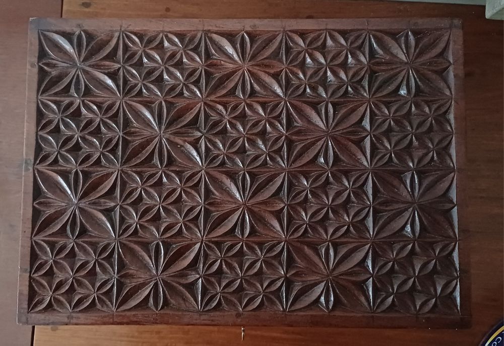 Caixa artesanal em madeira maciça com entalhe geométrico