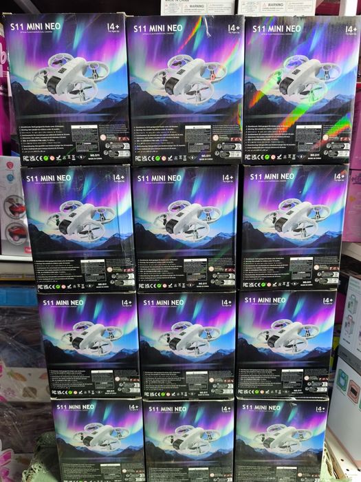 Дрон з відеокамерою якісний тримає висоту