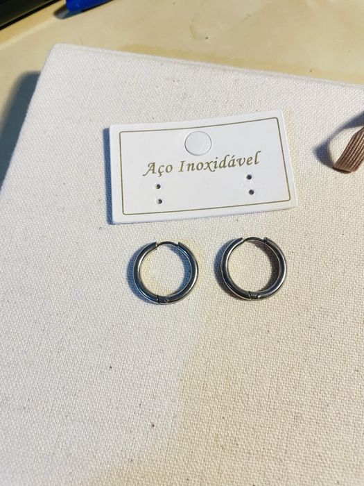 Argolas prateadas em aço inoxidável