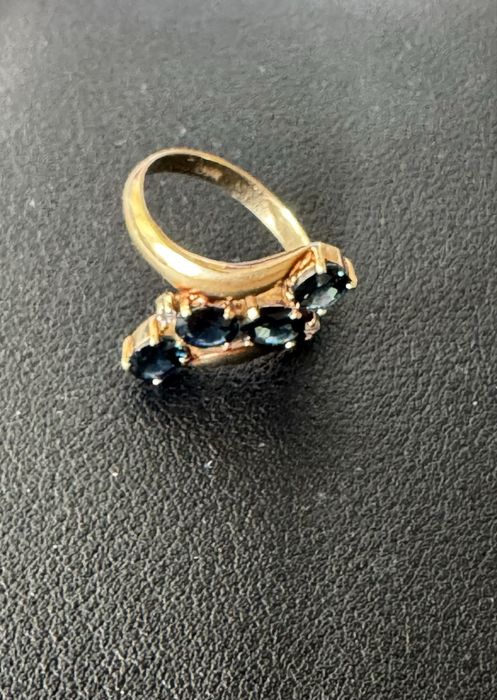Золотое кольцо с сапфирами и бриллиантами
