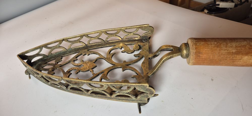 Sygnowana mosiężna podstawka pod żelazko XIX wiek 1855 rok T36