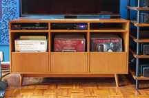 Móvel para TV e discos de vinil