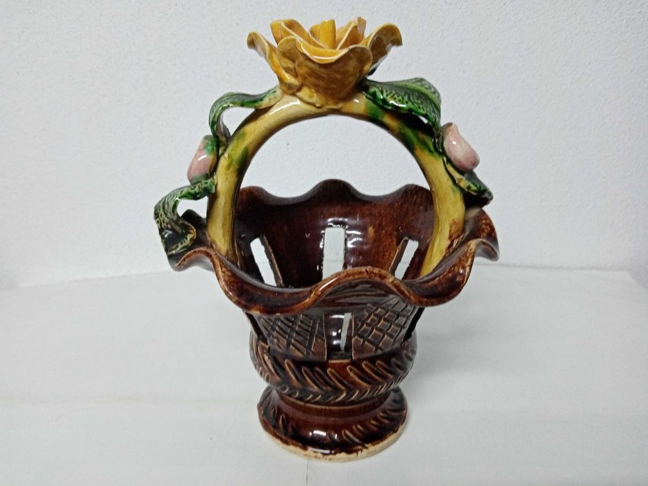 Cesta em faiança das Caldas da Rainha