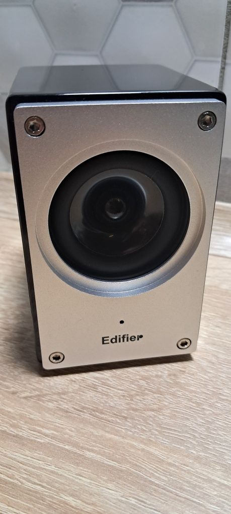 Продам эксклюзивные акустические колонки Edifier MP210  Black/Silver