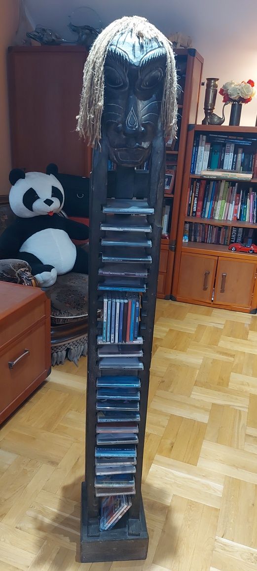 Stojak drewniany na płyty CD.