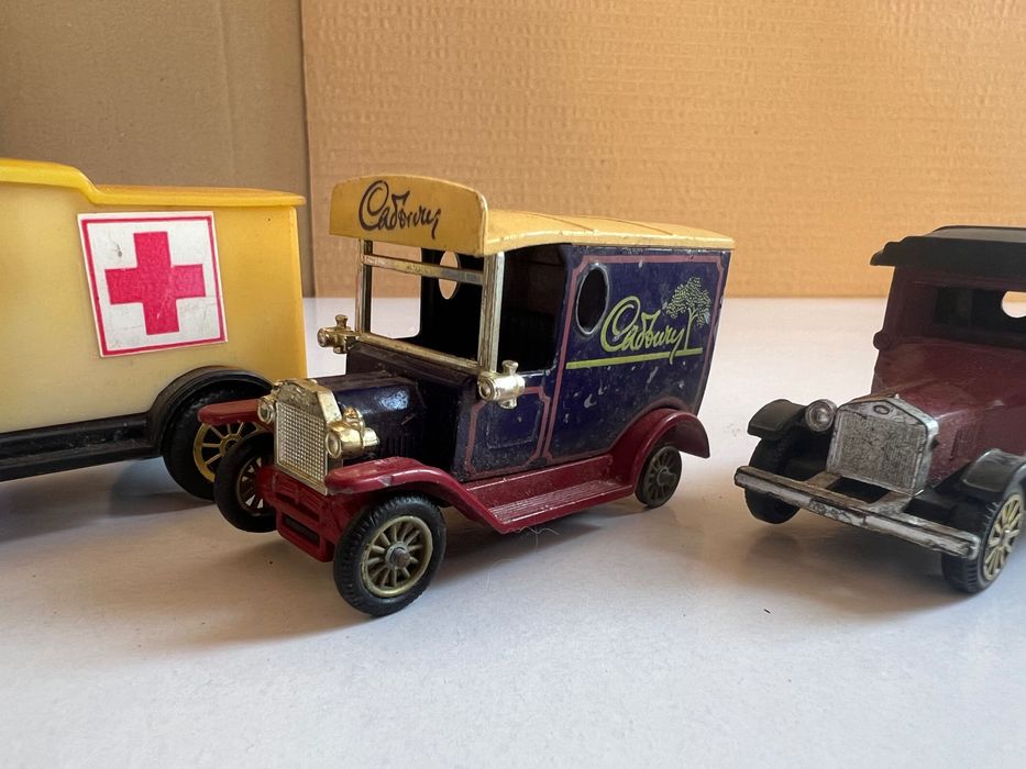 Carros antigos em plástico e ferro