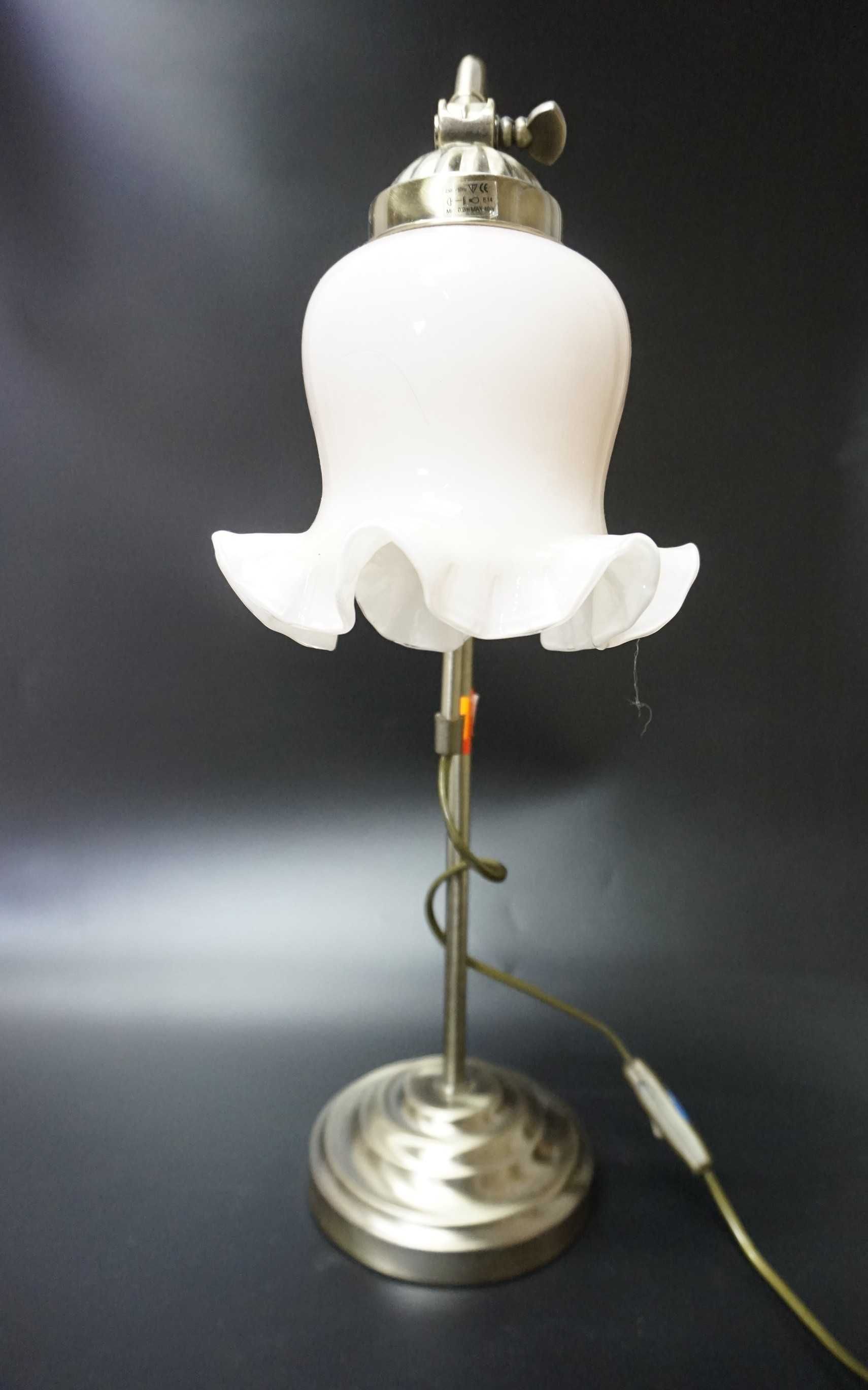 Lampa z trzonem i ramieniem z błyszczącego mosiądzu