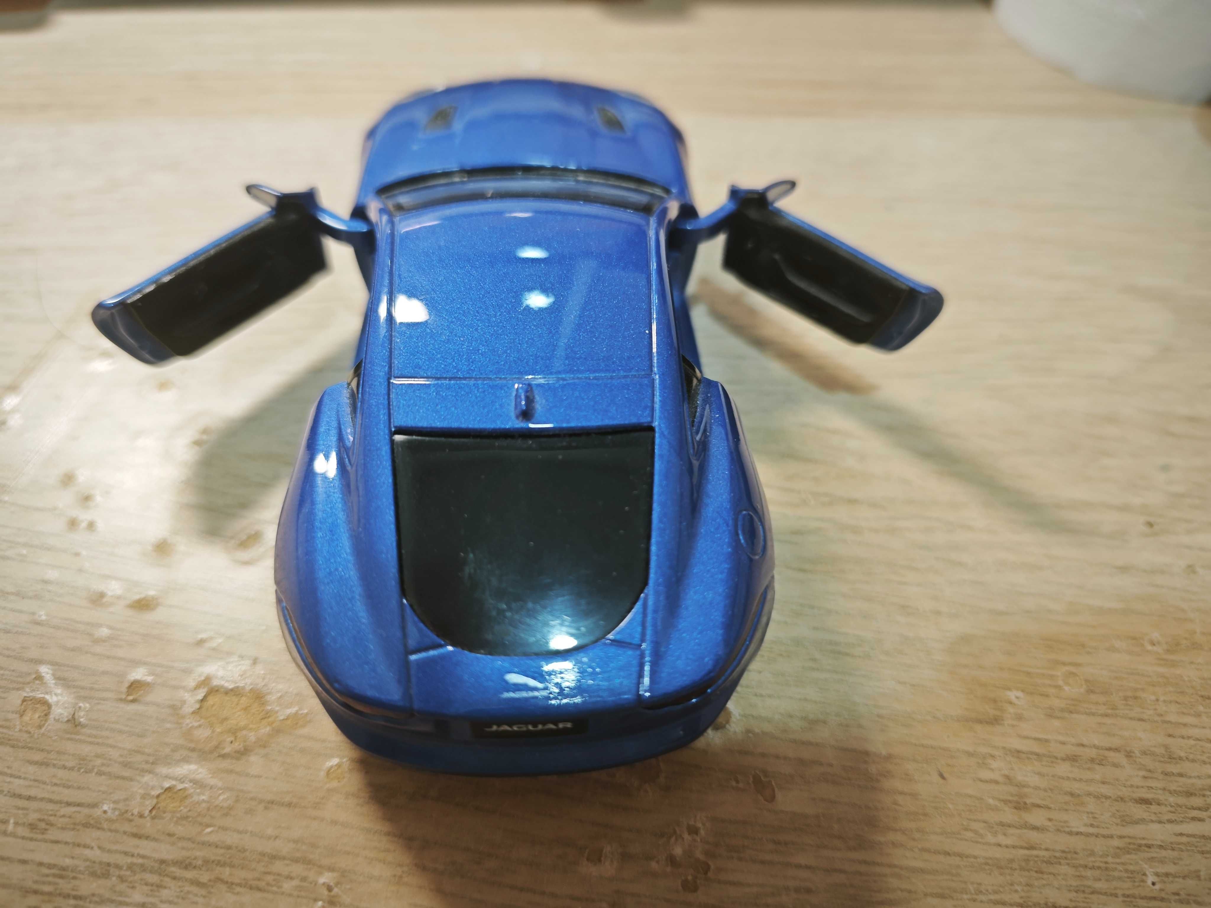 1/36 Jaguar F-Type miniatura