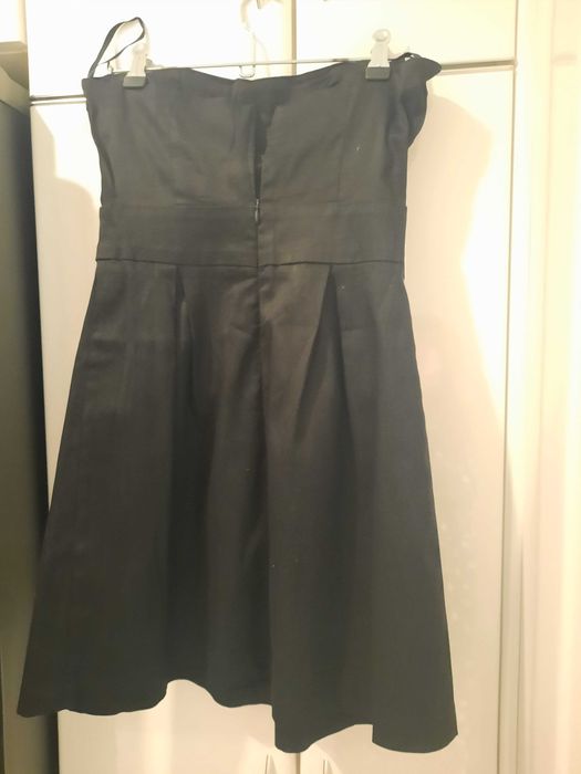 Vestido curto.  Preto.