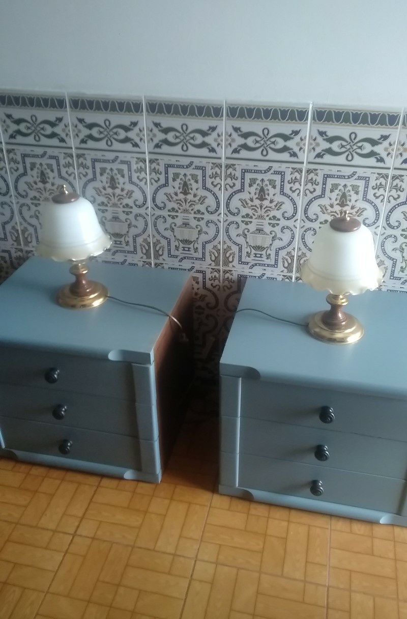 Mesas de cabeceira com 3 gavetas