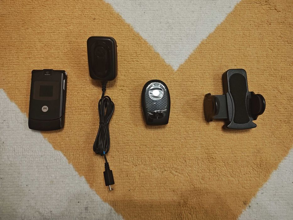 Motorola Razr V3 + zestaw oryginalnych akcesoriów
