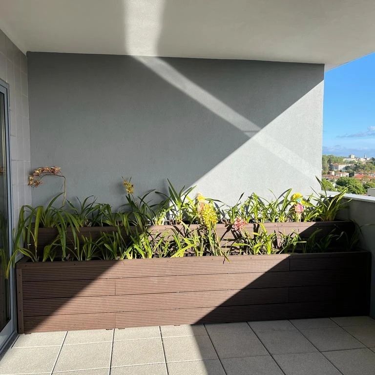 Deck, pérgola e relva artificial - colocação e manutenção