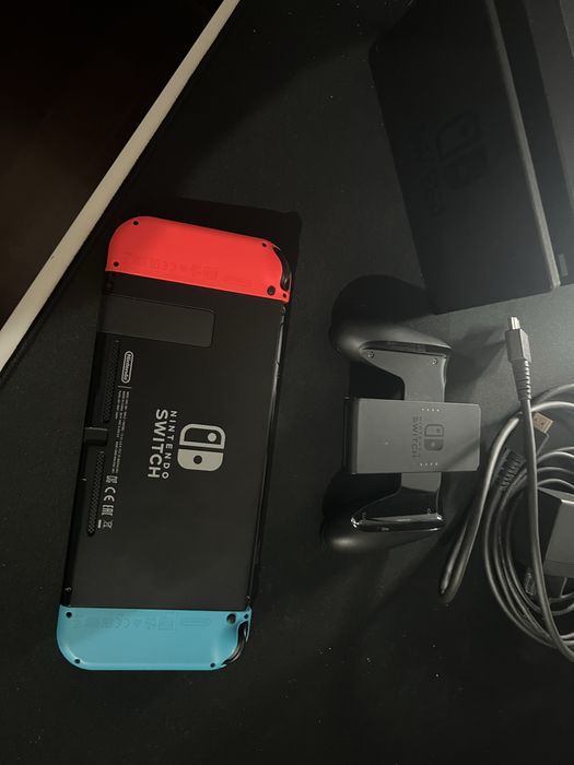 Nintendo Switch com dois jogos e suporte para o joy-con