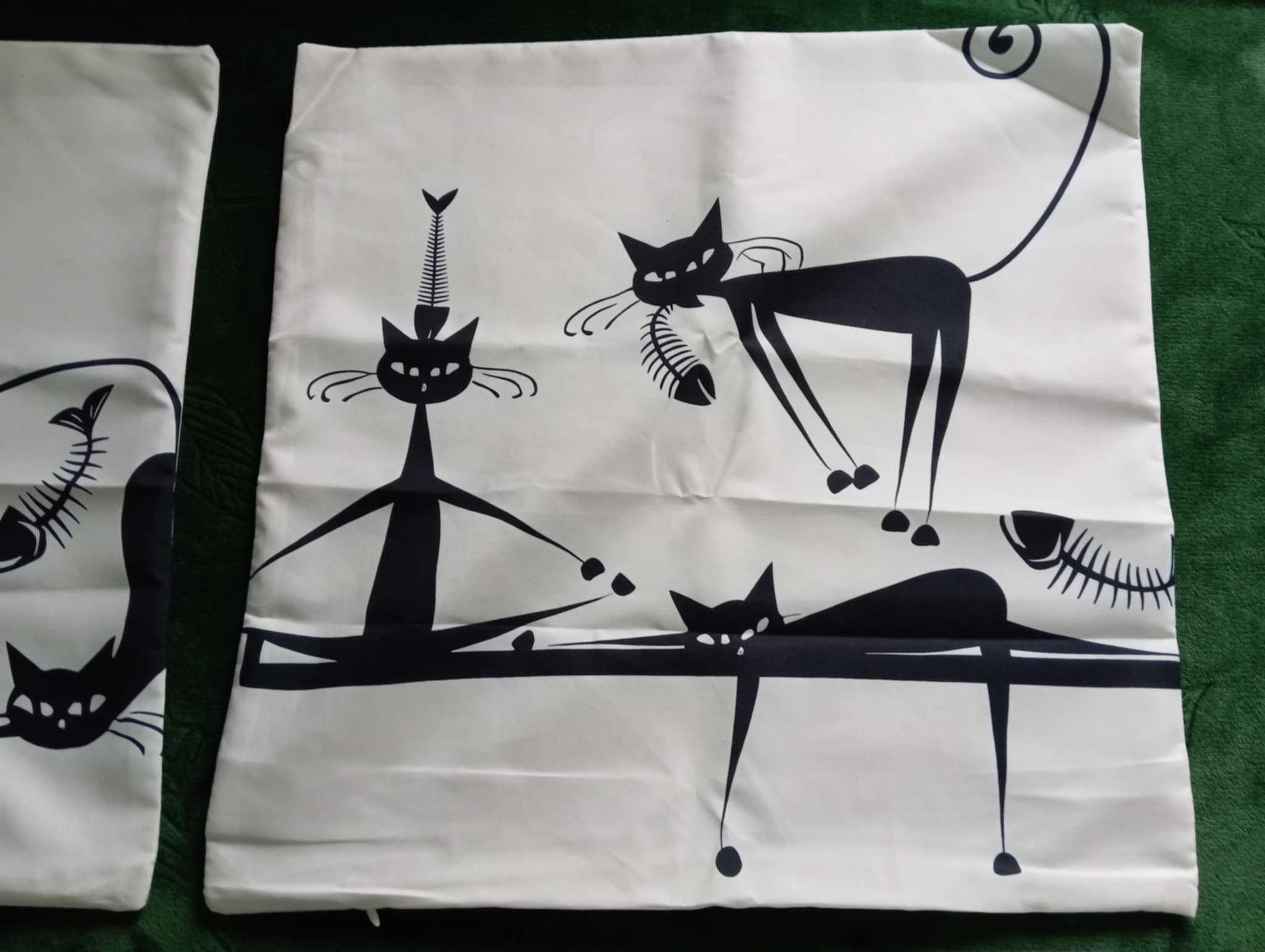 Zestaw 4 poszewek dekoracyjnych na poduszki z czarnym kotem 45x45cm