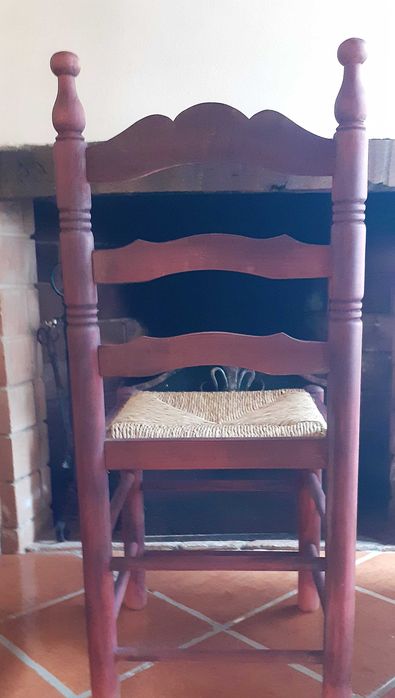 Cadeiras em madeira maciça com assento de Boinho, em muito bom estado