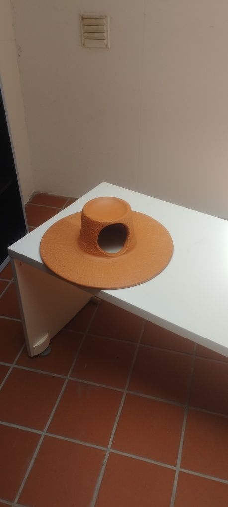 Vendo vaso em forma de chapéu de barro