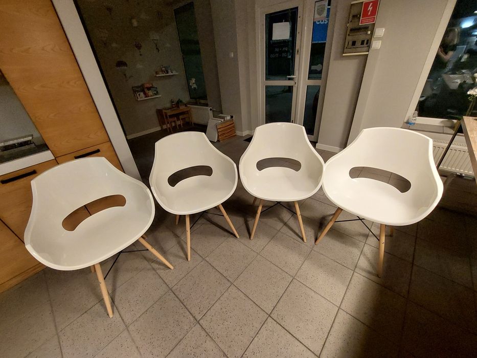 Zestaw białych,  stylowych krzeseł