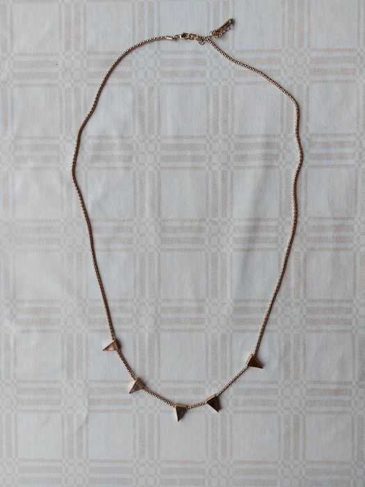 Naszyjnik z zawieszkami w kolorze zlota