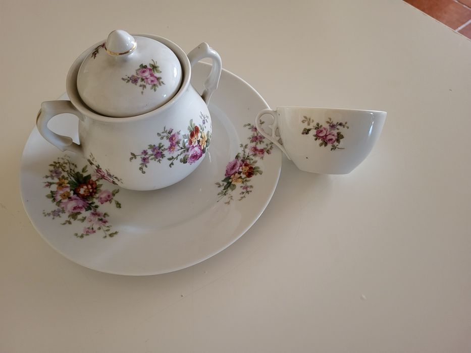 Loiças antigas prato,bule e chávena