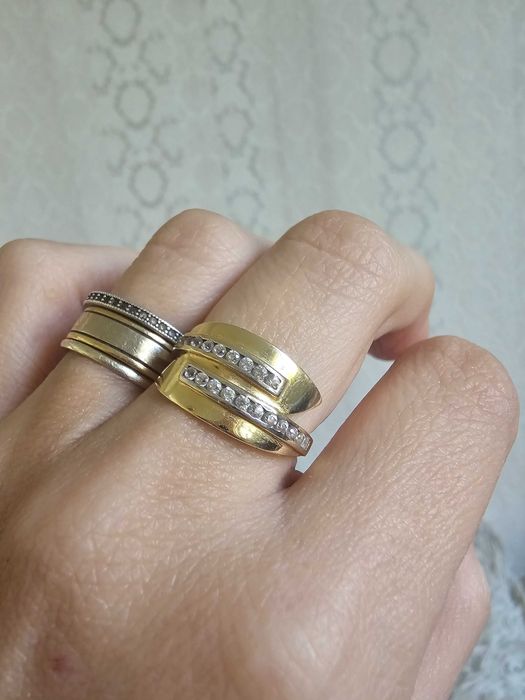 Pierscionek z 14 karatowego żółtego i białego złota z diamentami r.12