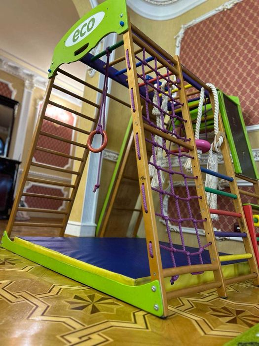 Дитячий розвиваючий спортивний комплекс.