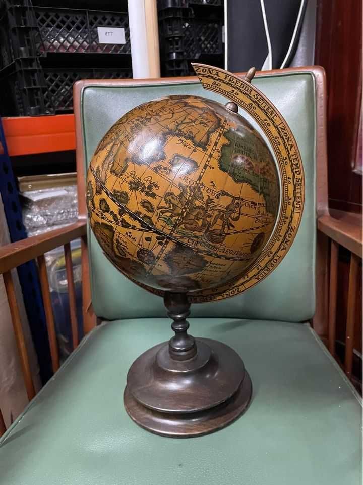 Atlas e Globos terrestres Antigos e Vintage