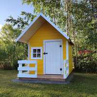 Drewniany domek dla dzieci do ogrodu dostępny od ręki na dzień dziecka