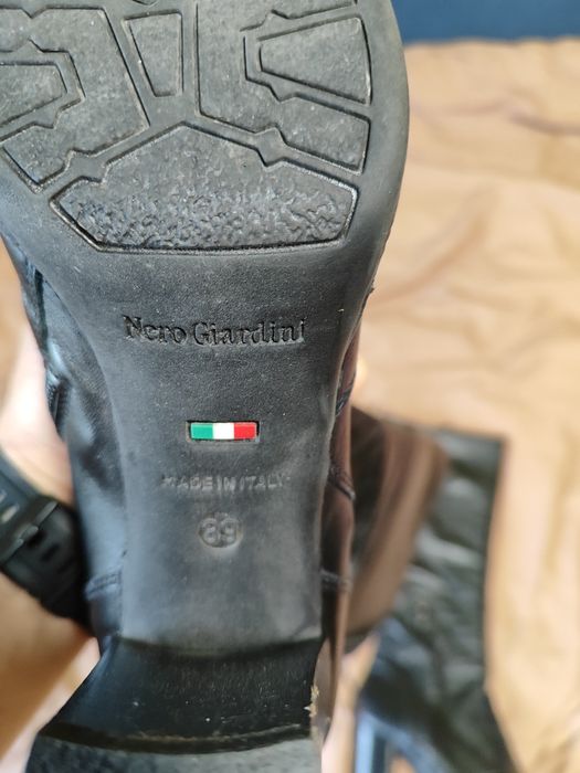 Взуття жіноче, шкіряне.