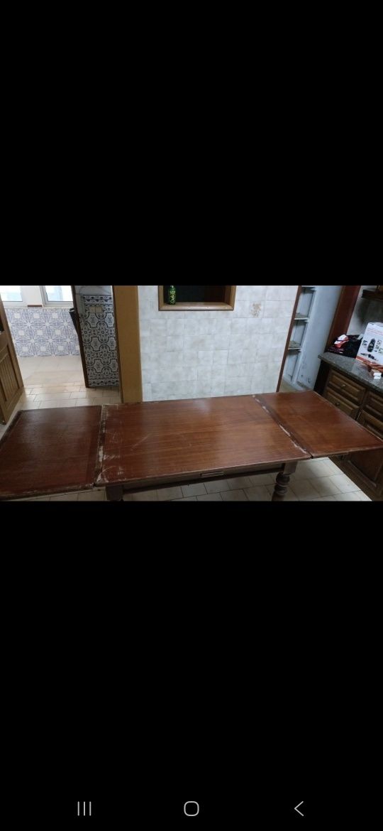 Mesa de cozinha em madeira