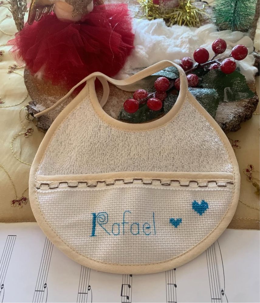 Babete bordado à mão