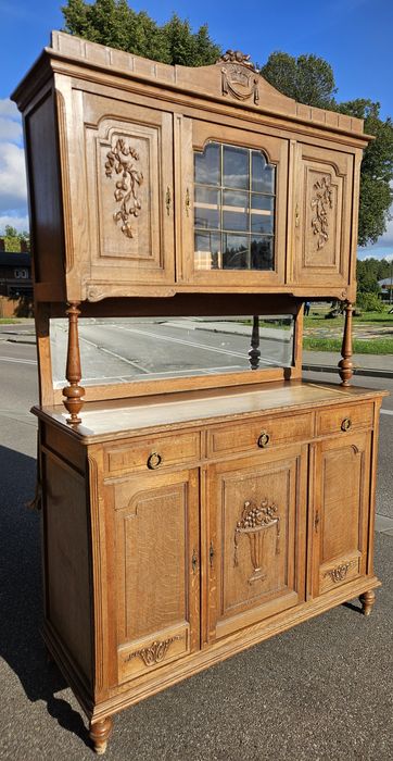 Stary Kredens z Lustrem Kryształowym