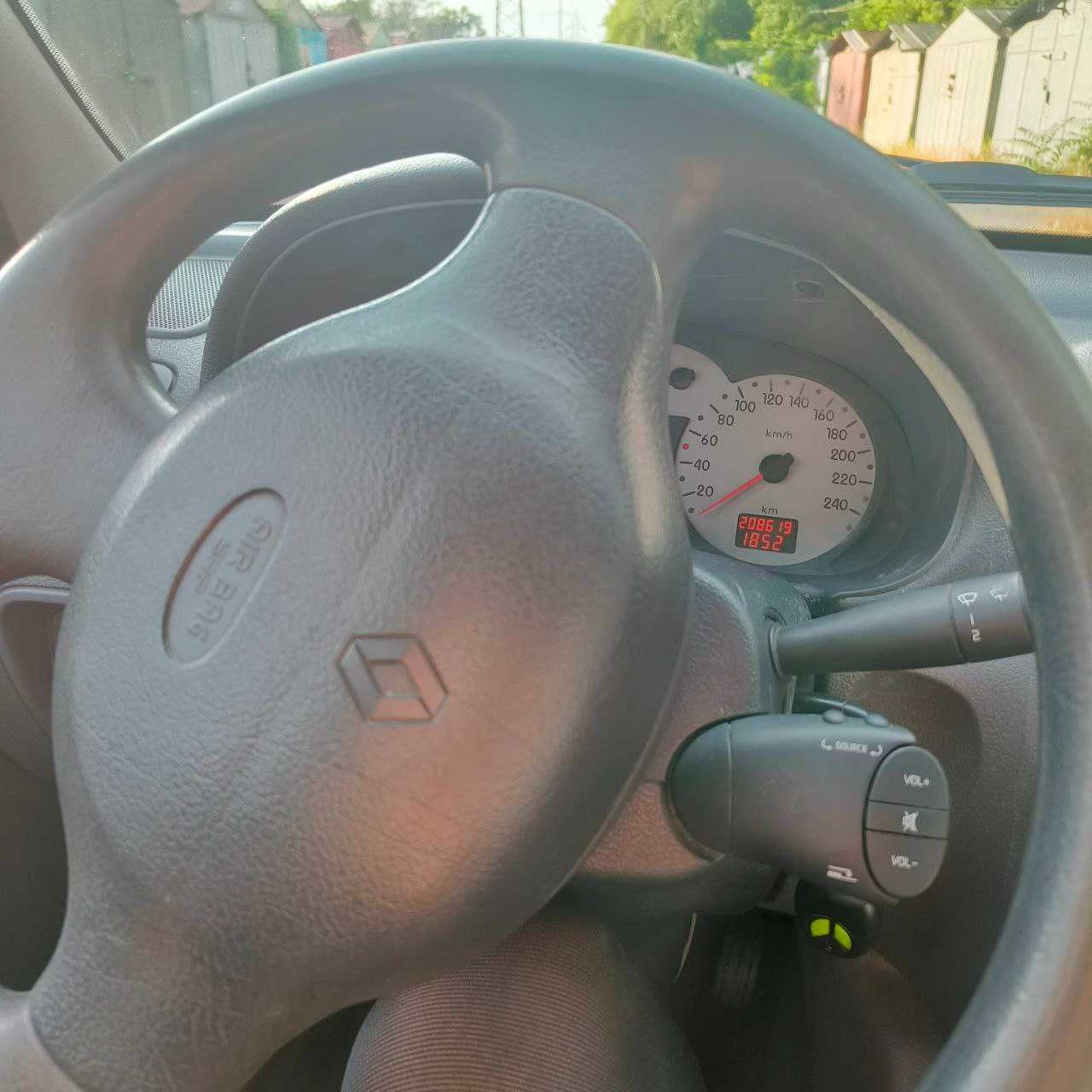 Renault Clio Symbol 2001