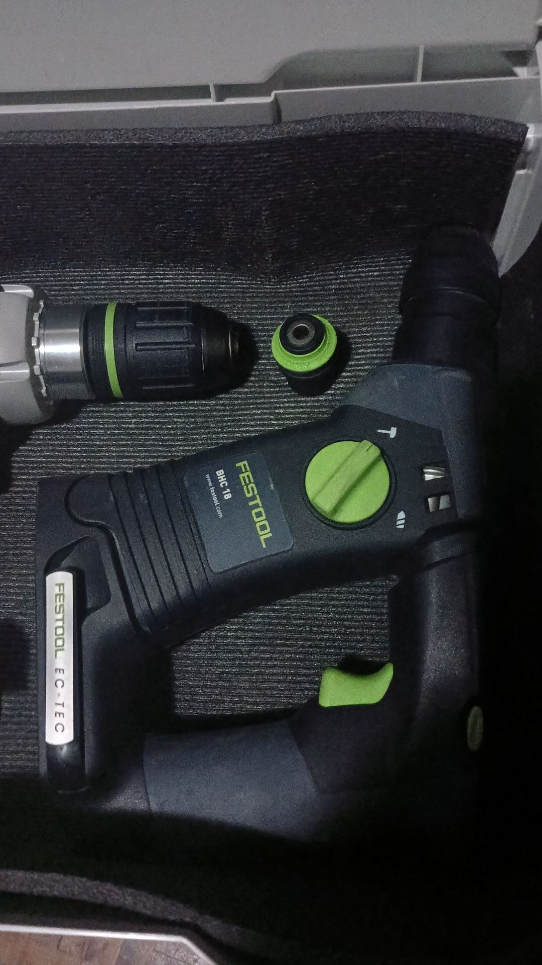 Martelo e aparafusadora festool sem bateria e sem carregador.
