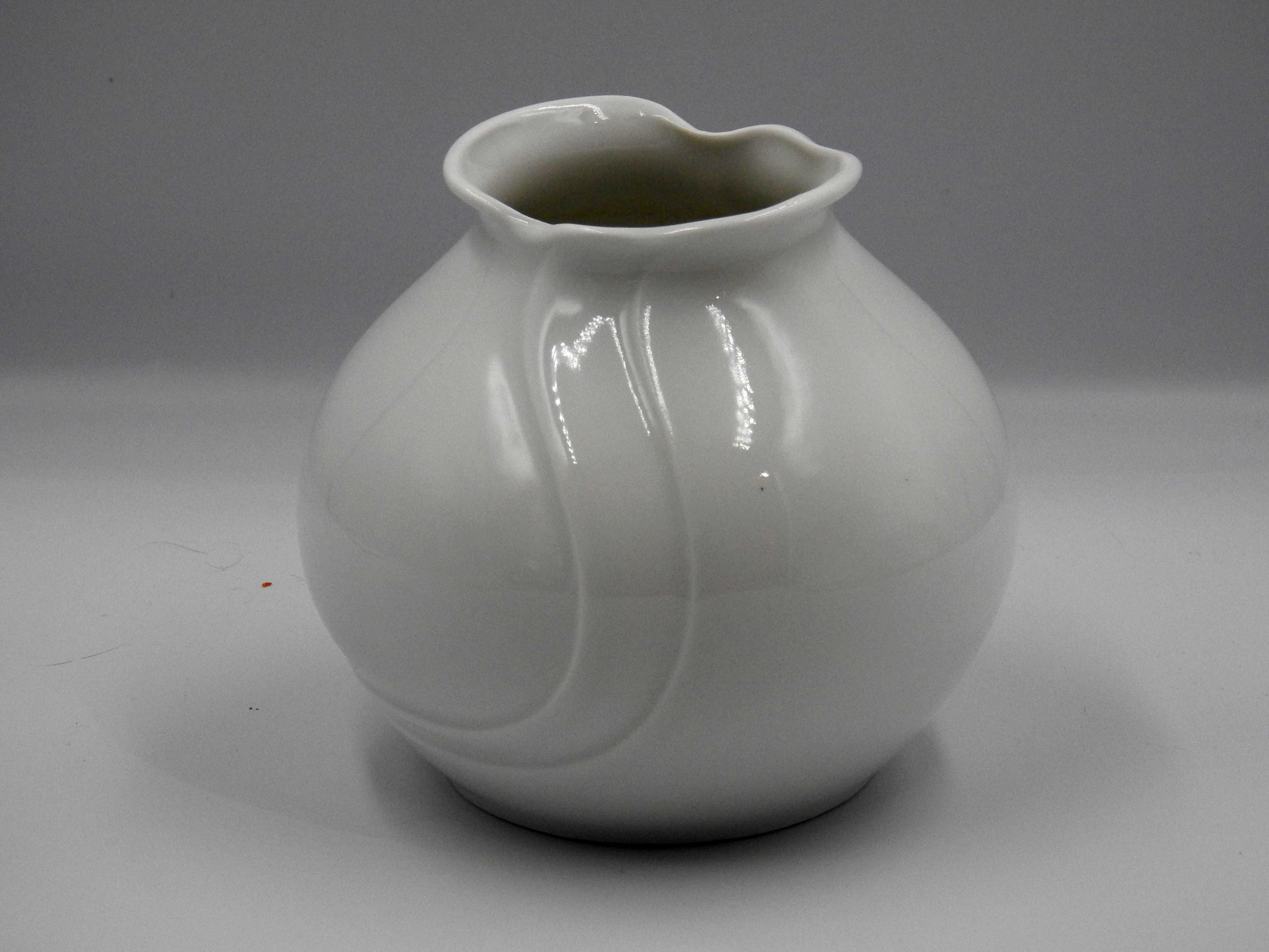 Śliczny biały porcelanowy wazon niemiecki - sygnowany