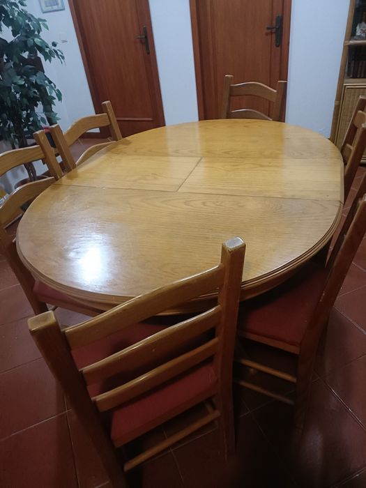 Mesa com seis cadeiras