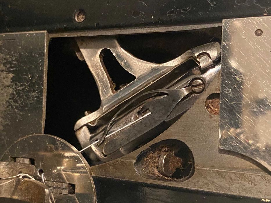 Máquina de costura, marca alemã Pfaff, antiga, a cozer muito bem