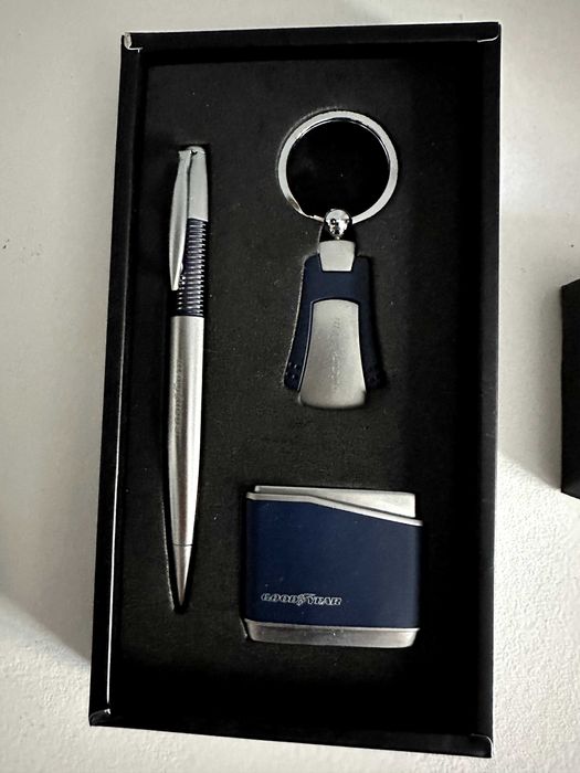 Isqueiro, caneta e porta-chaves Goodyear