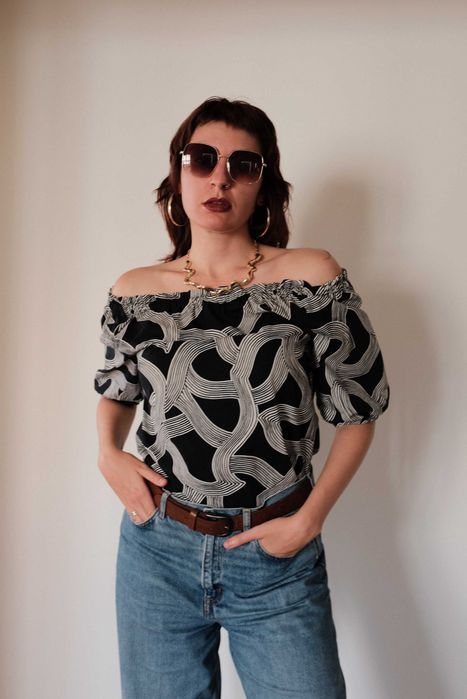 Blusa Preta de Ombros Descobertos da Summum Tamanho S–M (EU 34–38)