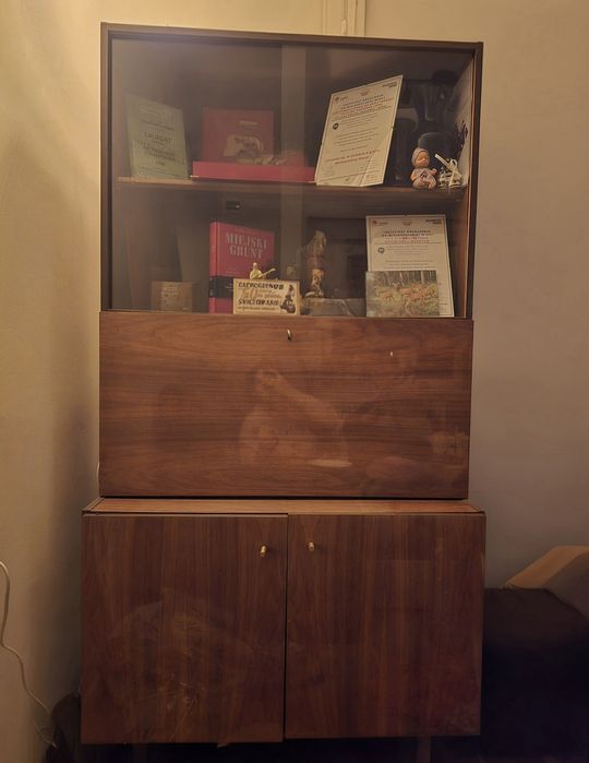 Barek szafka z witryną brązowa prl