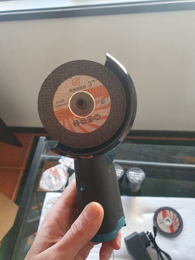 rebarbadora e aparafusadora com acessorios de corte