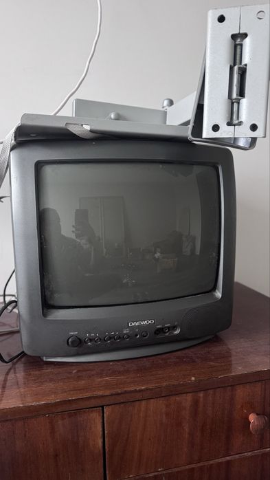 Телевізор з кріпленням до стіни