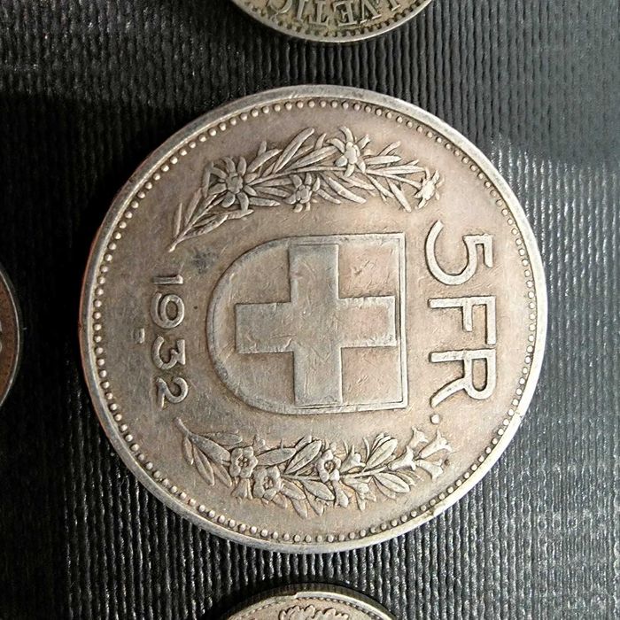 "Elegância do século XIX: coleção exclusiva de moedas suíças antigas".
